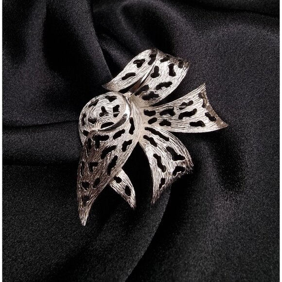 Vintage TRIFARI 1960s Signed Silver-Tone Textured & Cut-Out Flower Leaf Brooch P - Picture 3 of 6